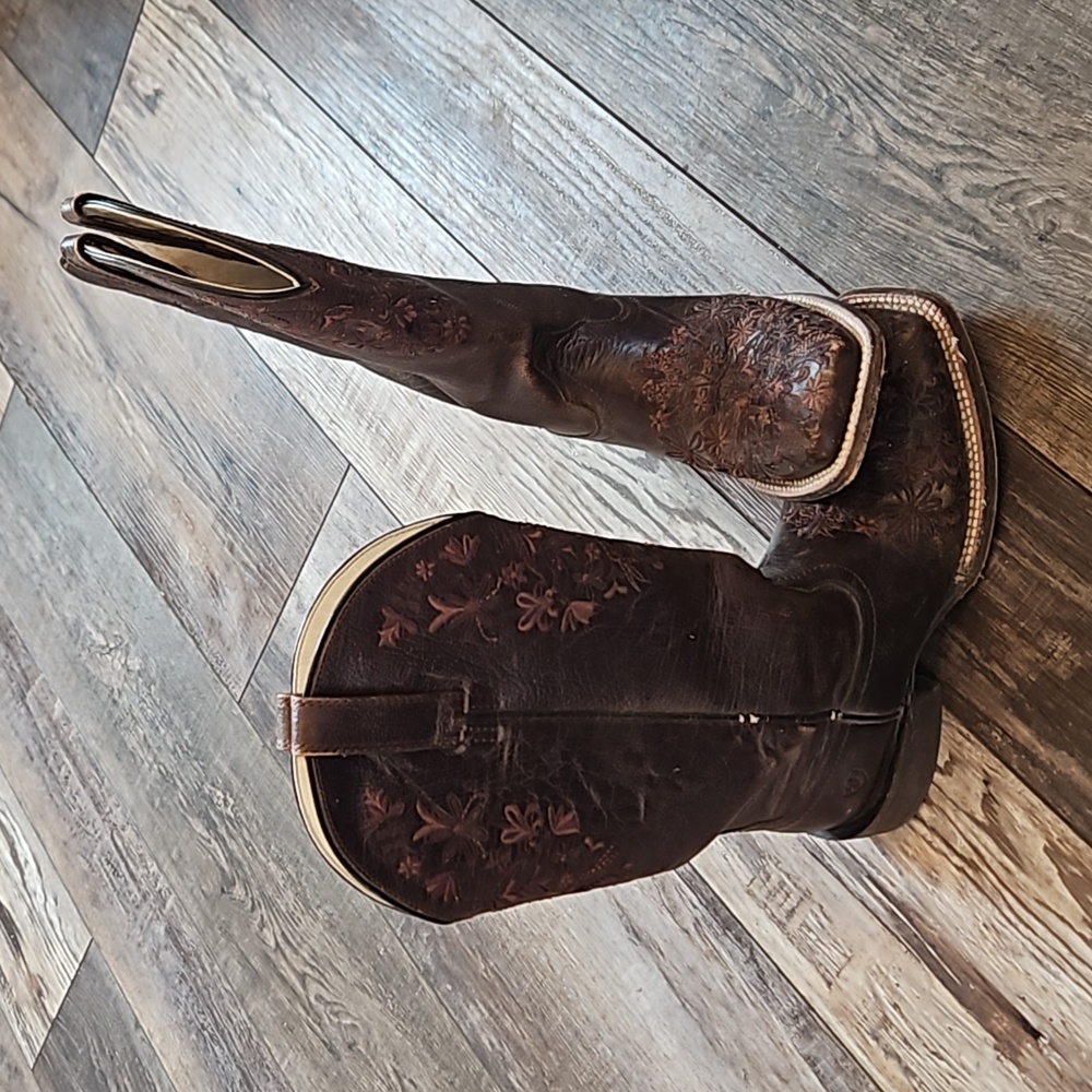 Ariat Boots w/ Flower Embroidery